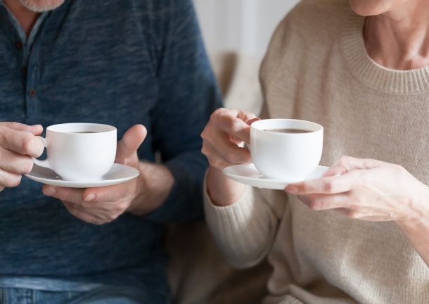 コーヒーを飲む人