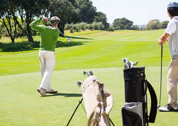 ゴルフする人