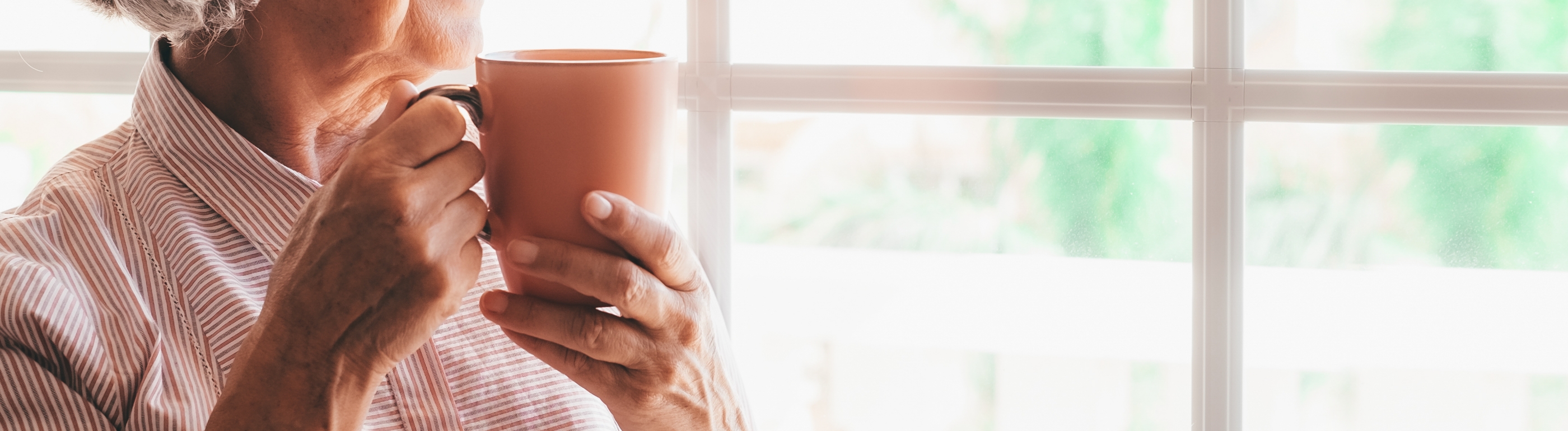飲み物を飲む人