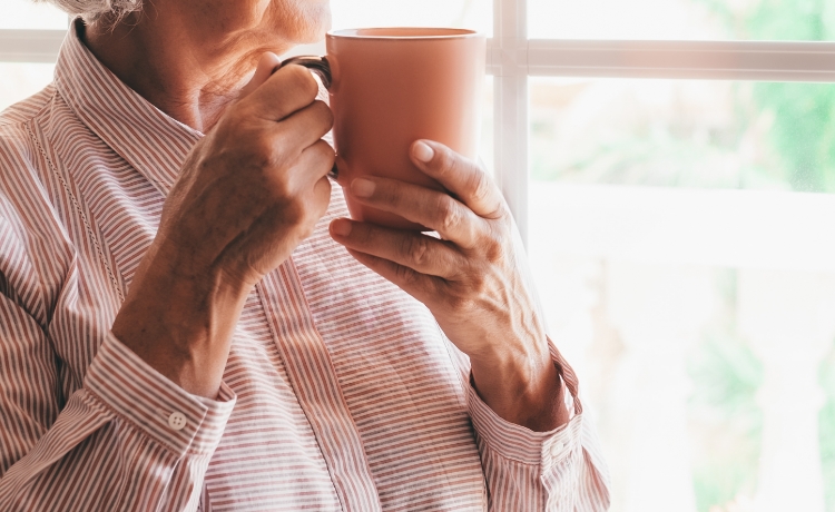 飲み物を飲む人